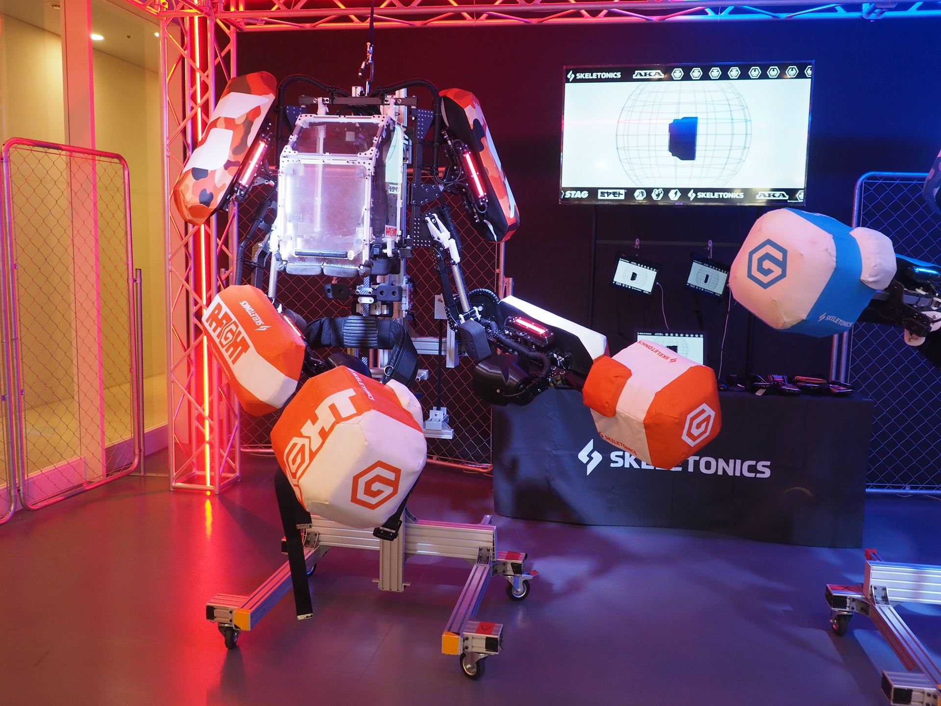 こちらのロボットスーツは、フレームに黒色のカーボン素材が使われており、軽量化が図られている