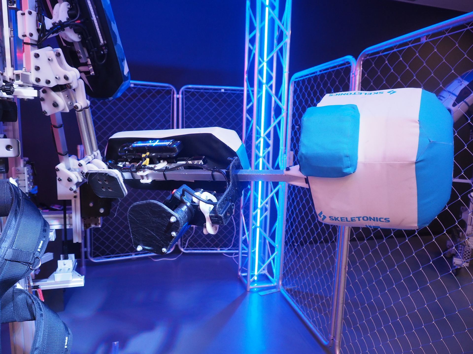 腕の動きがそのままロボットの動きとなる。グリップ部分の赤いボタンは必殺技ボタンだ