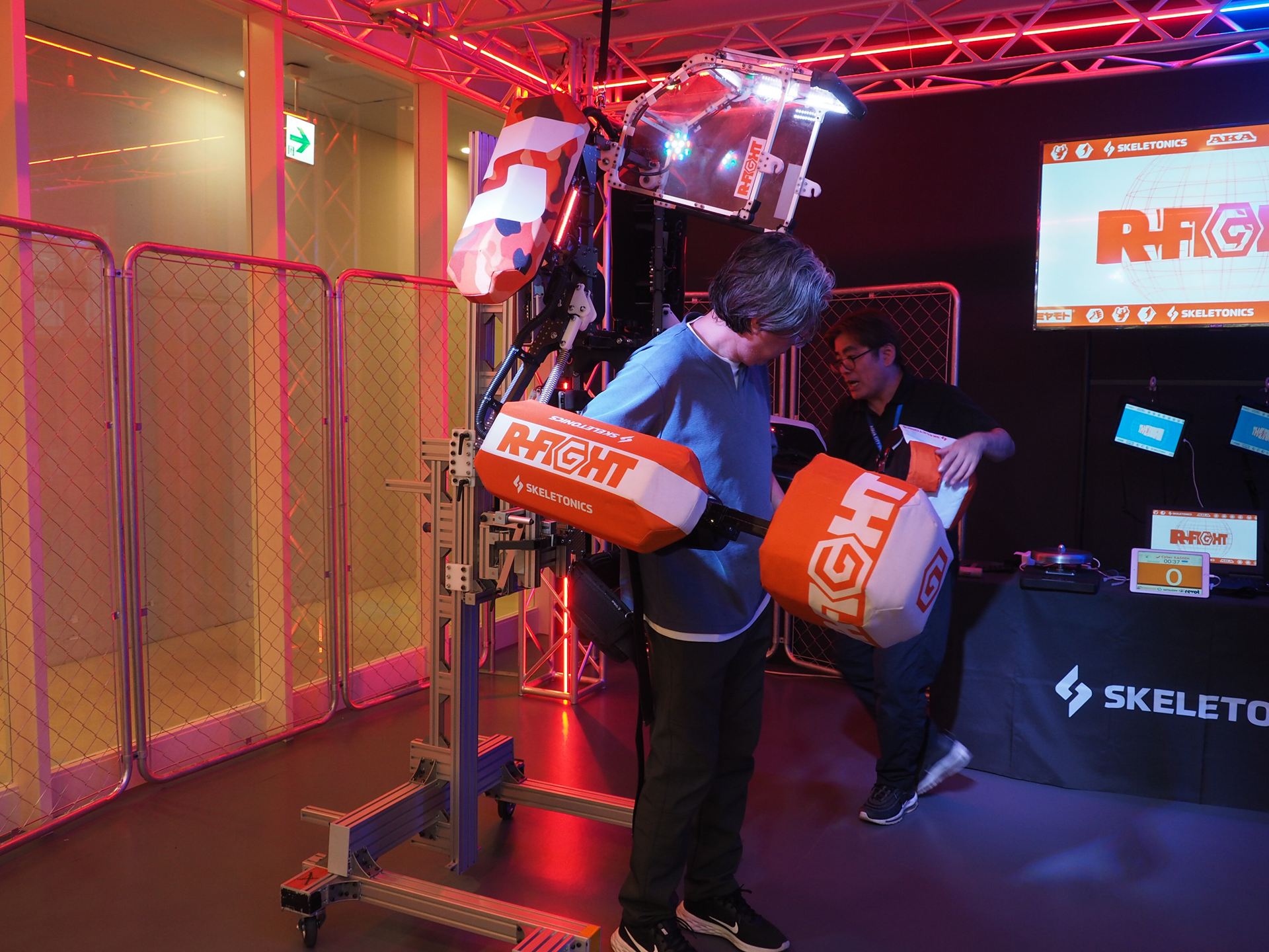スタッフの指示に従ってロボットスーツを装着する
