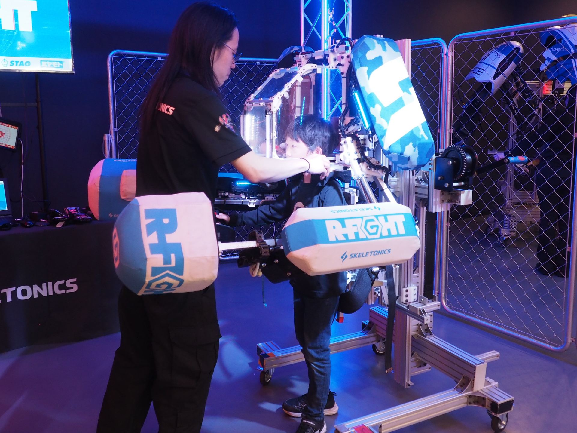 子供の場合は、ハンガーでロボットスーツの重量を支えた状態でファイトを行なう