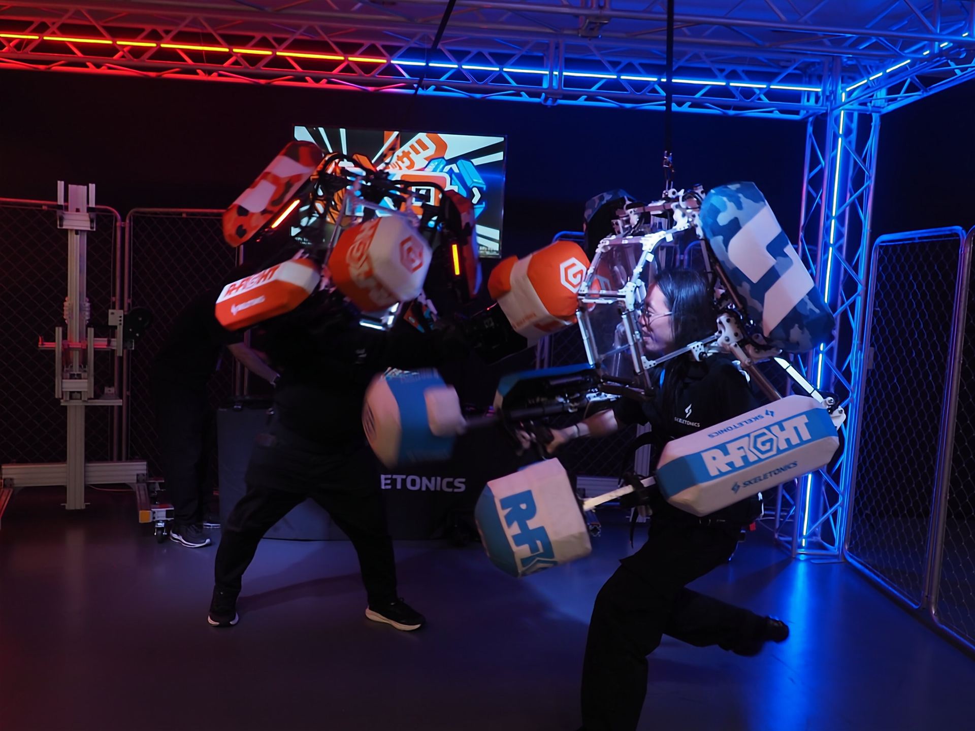 大人同士だと、どちらもハンガーからロボットスーツを外した状態でファイトを行なうので、より自由に動ける