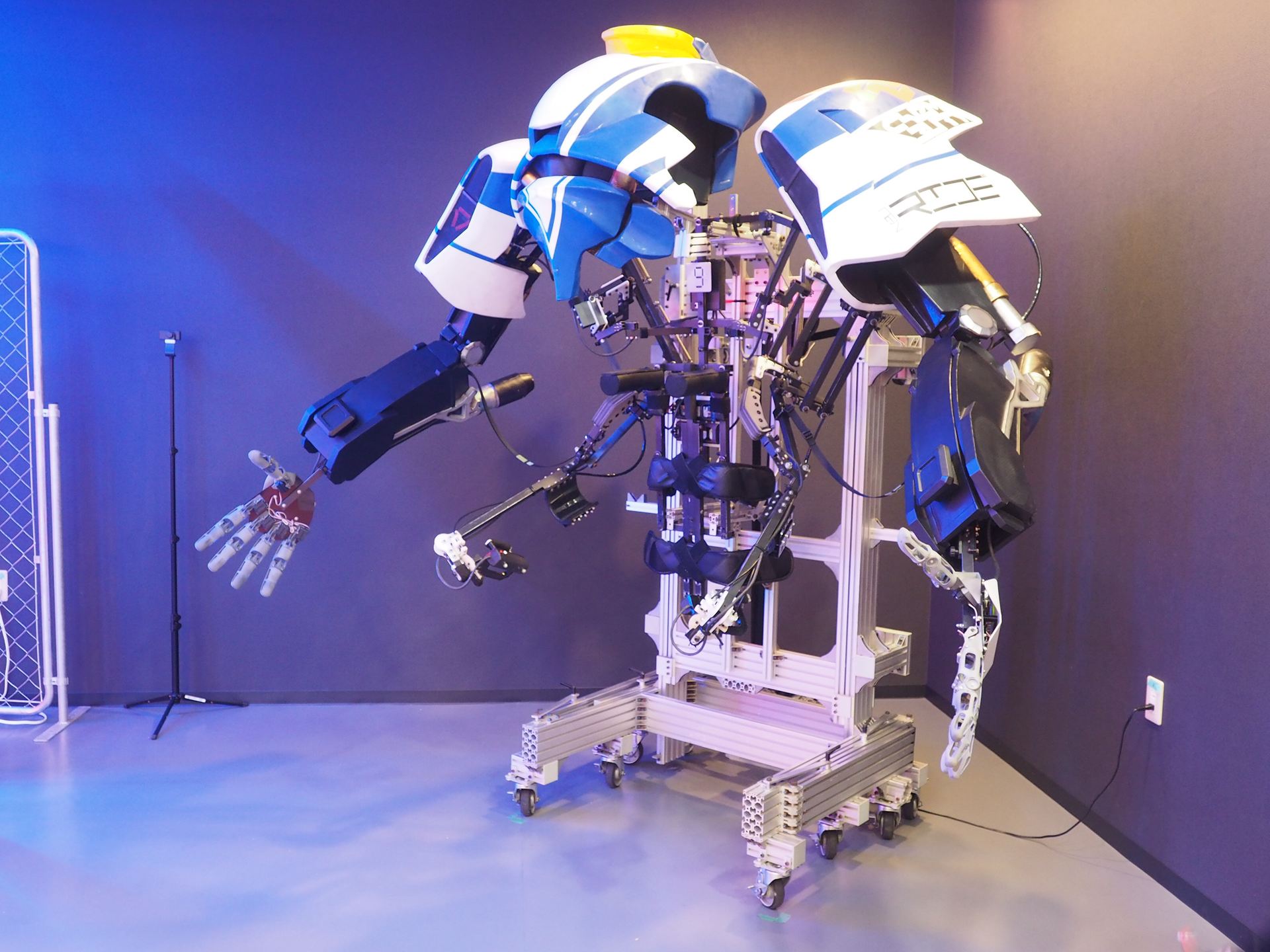 ROBOT RIDEでは、この外骨格ロボット「スケルトニクス」に搭乗できる。ただし天井高や安全性を考慮して、下半身は固定となっている