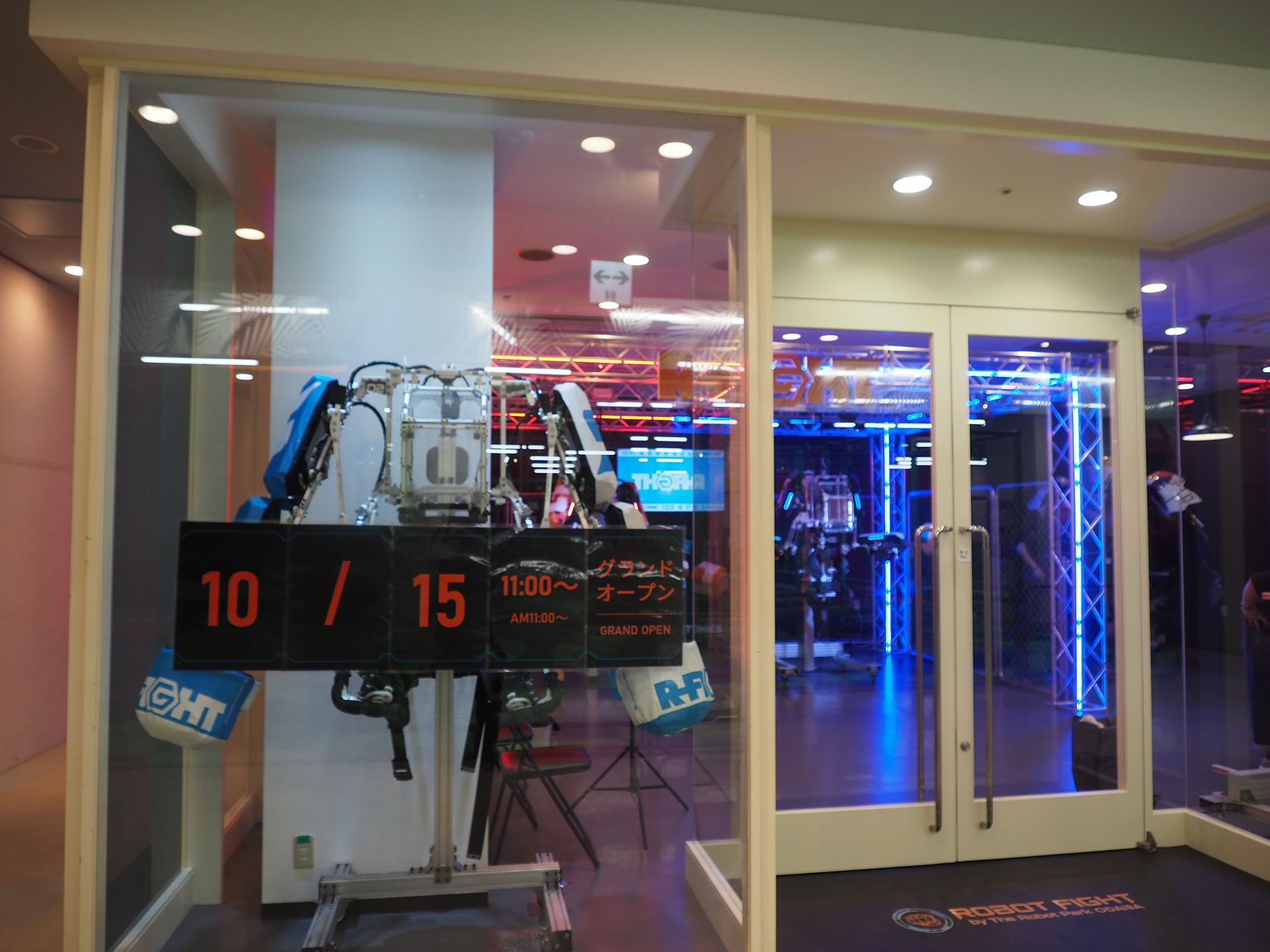 THE ROBOT PARK ODAIBAの入口。周りはガラス張りで外から中が見えるようになっている