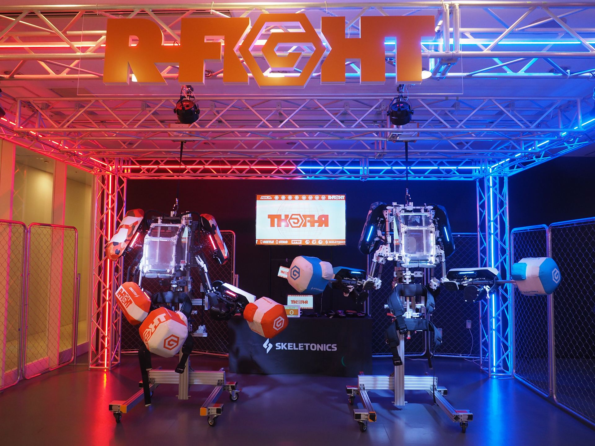 ROBOT FIGHTは、正面のエリアで行なわれる。ライトアップされており、サイバーパンクな雰囲気もある
