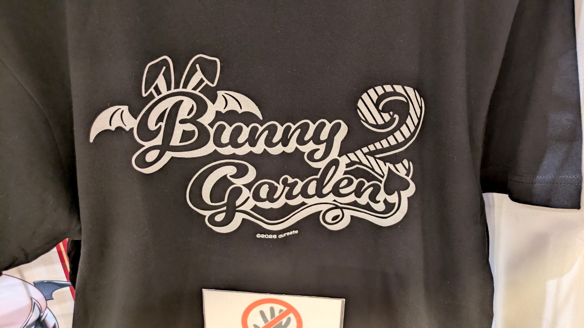 「バニーガーデン」ロゴ入りの「Tシャツ（2,750円）」