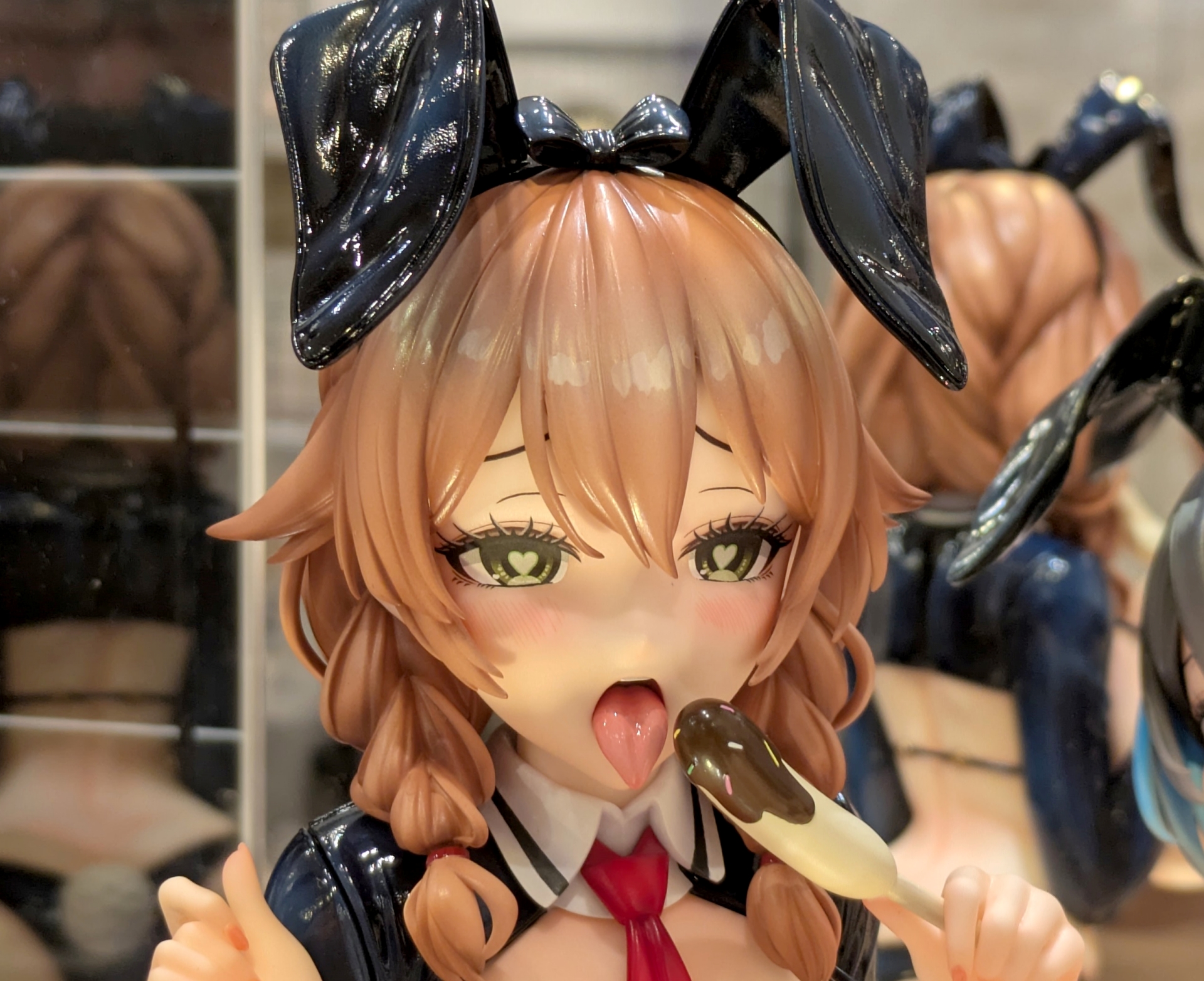 「花奈 1/4 生足逆バニーVer.」＋同「へべれけ顔＋チョコバナナ」パーツ。チョコバナナとその表情はちょっとダメなのでは？まろびでそうなダイナマイトなバディにも注目