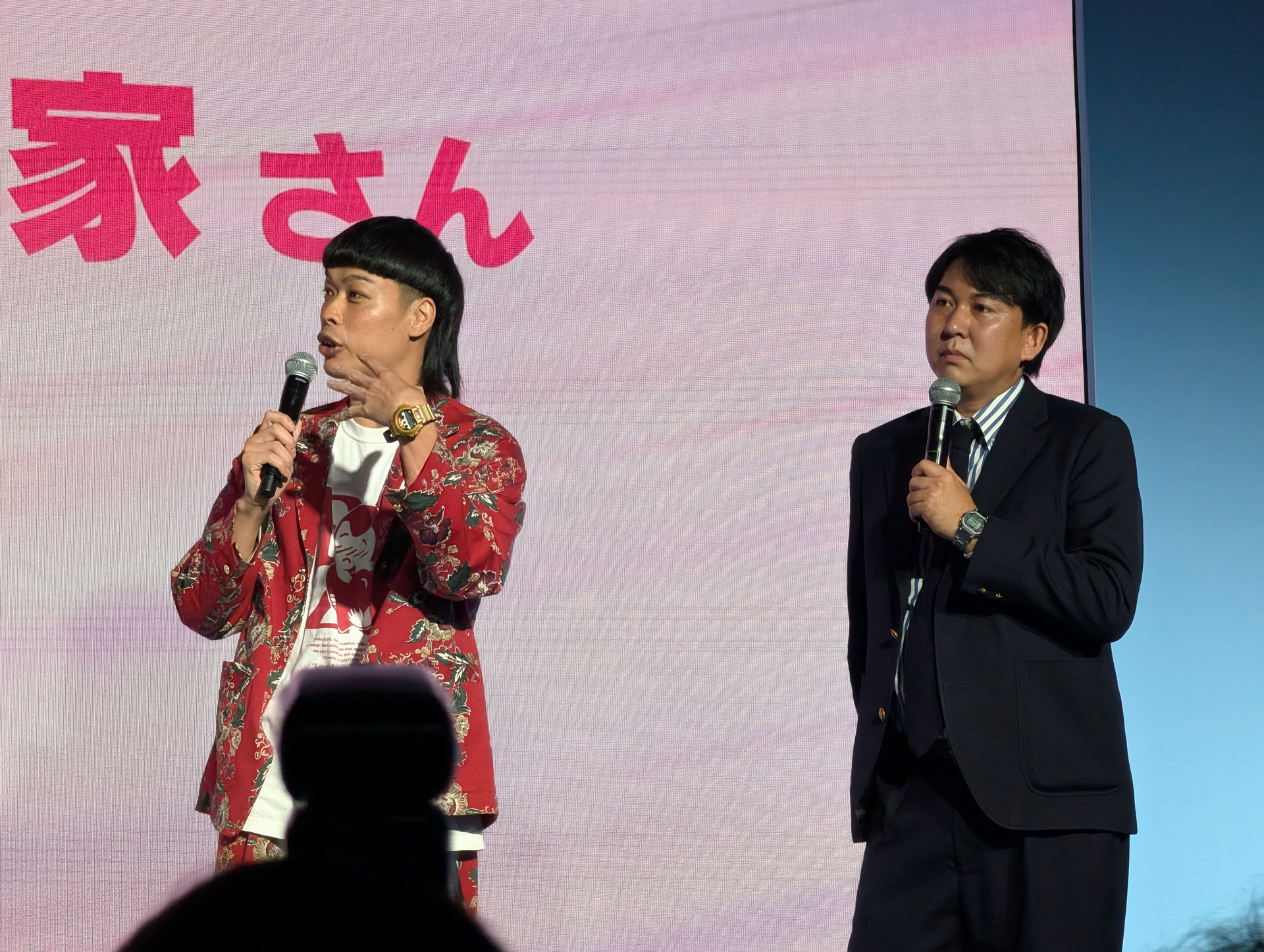 お笑い芸人のバッテリィズは2017年結成の吉本興業所属コンビ。エースさんと寺家さんのうちエースさんが大のパチスロ好きとのことで、登壇時はずっとテンションが高いままだった