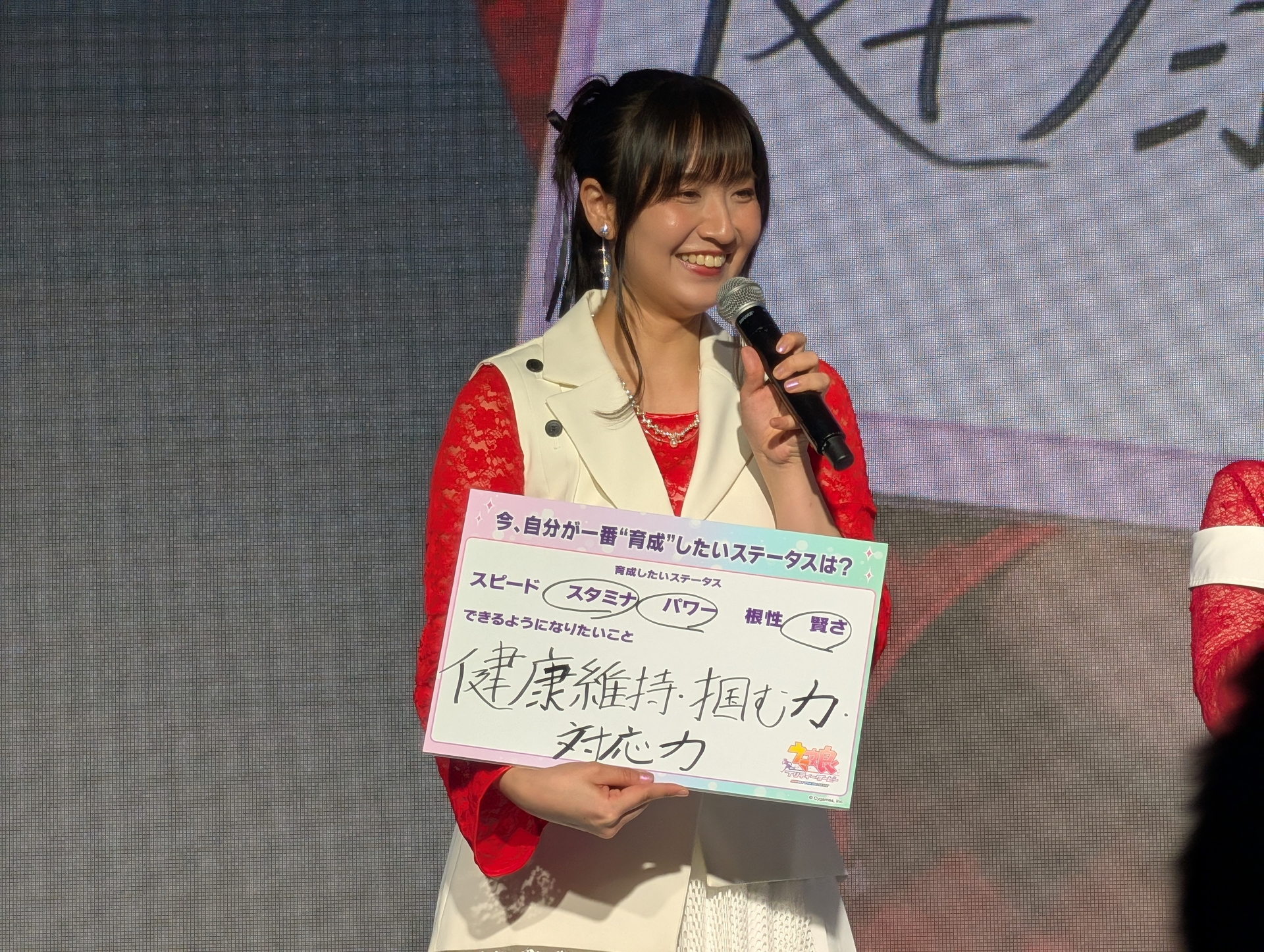 上田瞳さんが上げたいステータスはスタミナ、パワー、賢さ。その理由はオーディションなどを勝ち取るために必要な「掴む力(パワー)」、オーディション会場や収録現場で言われた指示に対し、適切に応える「対応力(賢さ)」、多くの仕事をこなしていく上で、先行して走り抜けるための「健康維持(スタミナ)」が重要で、これらを伸ばすことで「スーパー声優」を目指したいと意気込みを語った