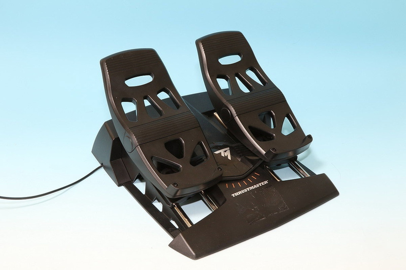 販売中のラダーペダル「T.Flight Rudder Pedals」を使うこともできる