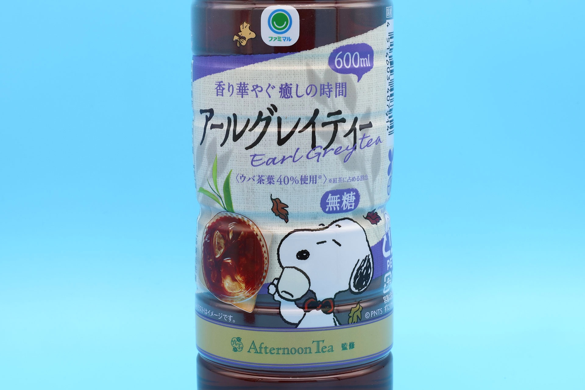 スヌーピーがお茶を楽しんでいる姿が描かれている