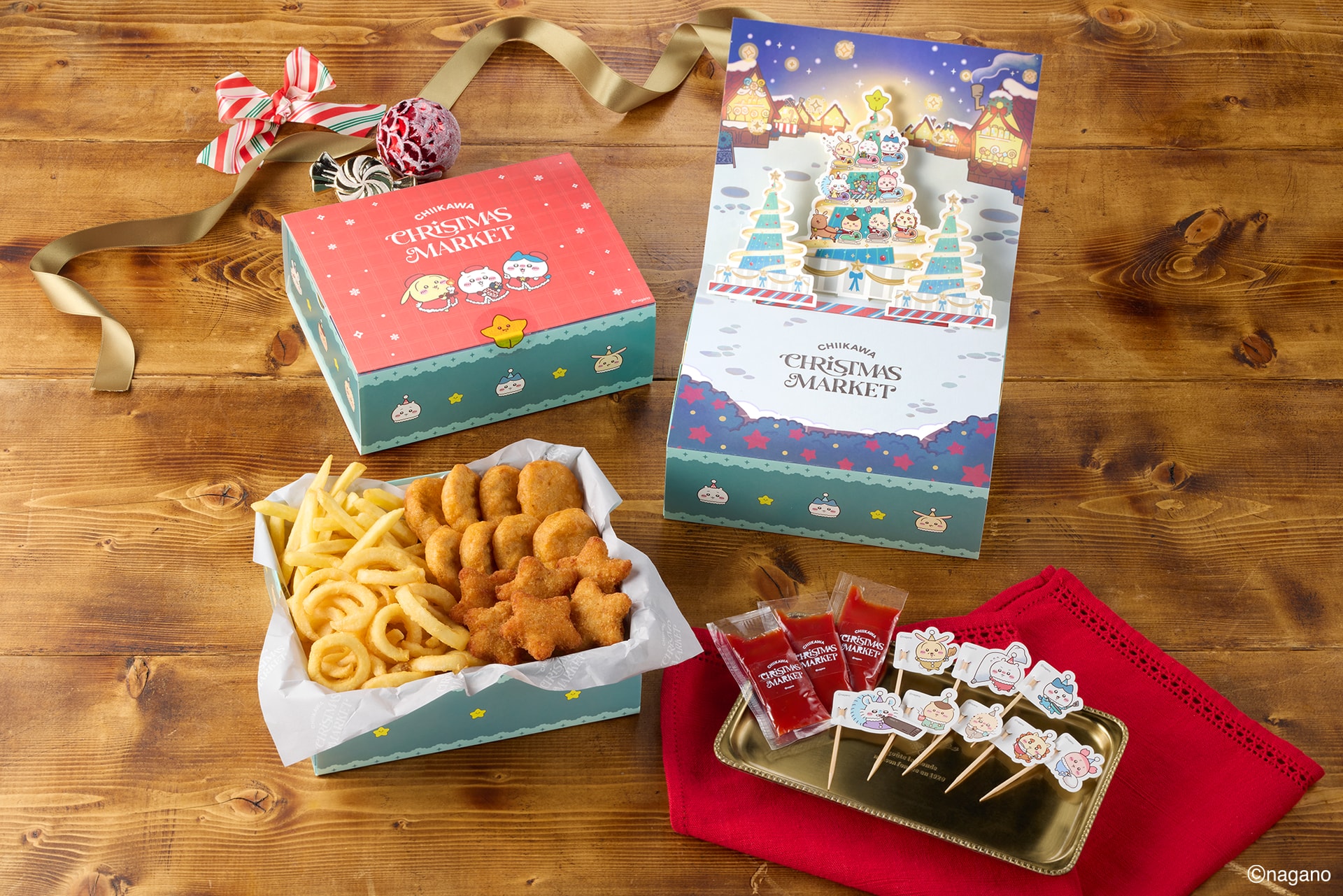 飛び出すクリスマスツリー型のBOXに、ポテトとナゲットがたっぷり！ちいかわたちの爪楊枝付き。（3,700円）
