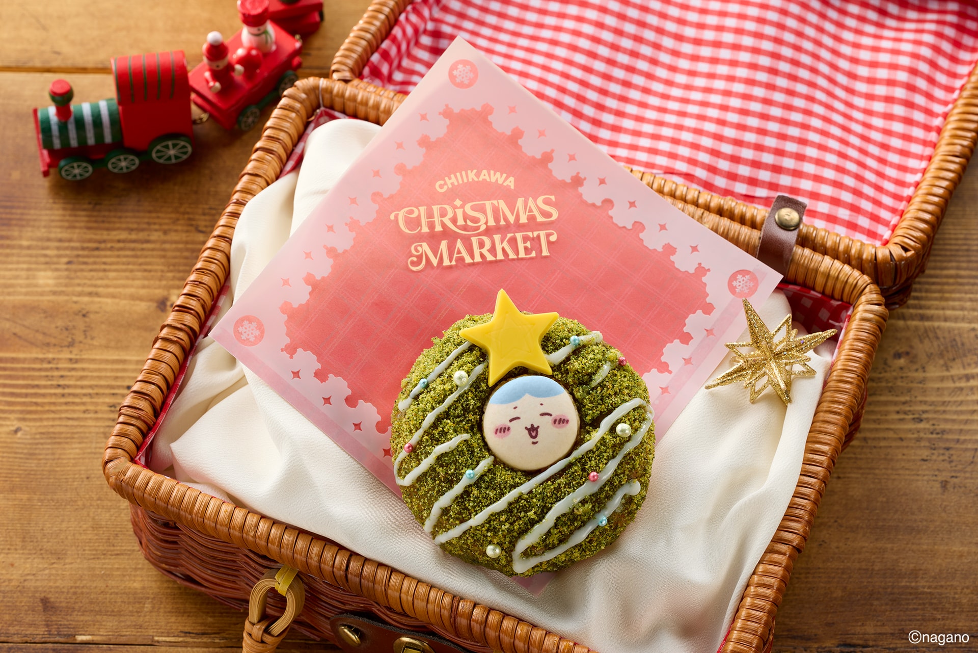 ハチワレのマカロンが挟まった、クリスマスリース風のシュガードーナツ。（1,300円）