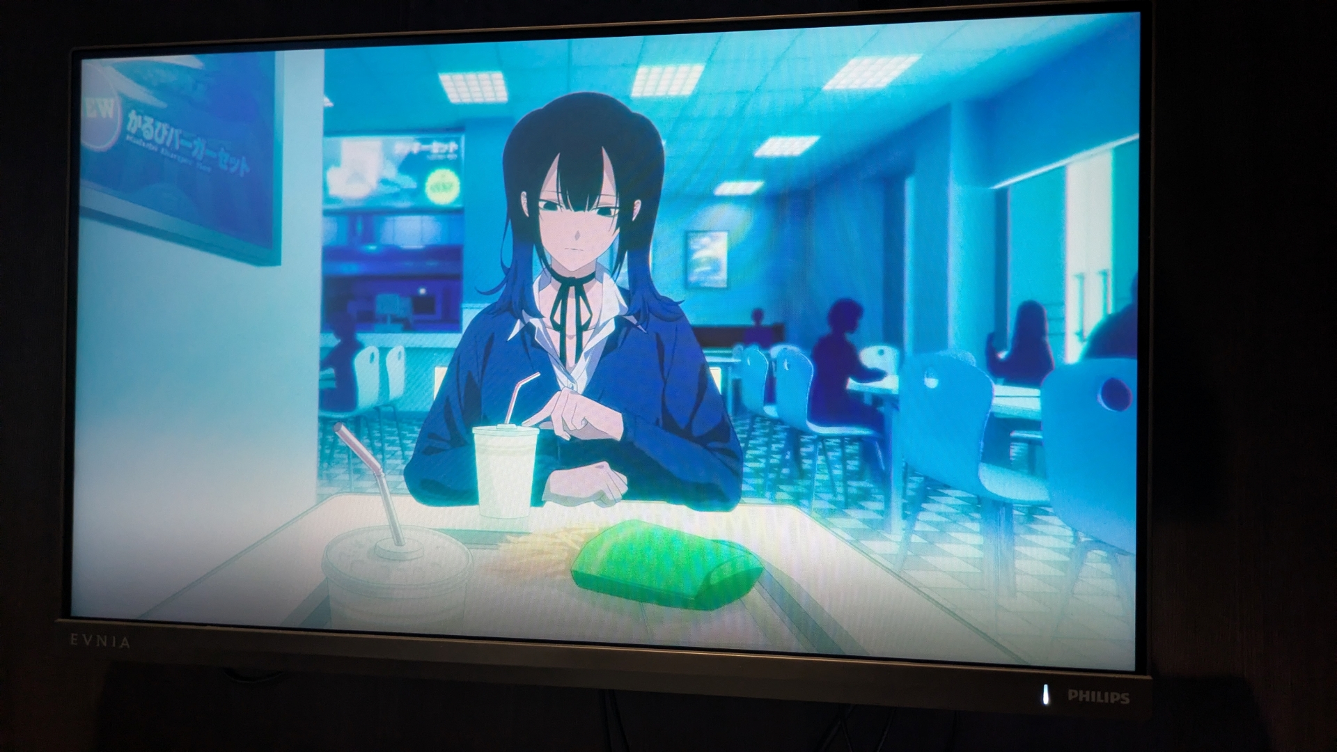 ファーストフード店で険しい表情を見せる玲奈