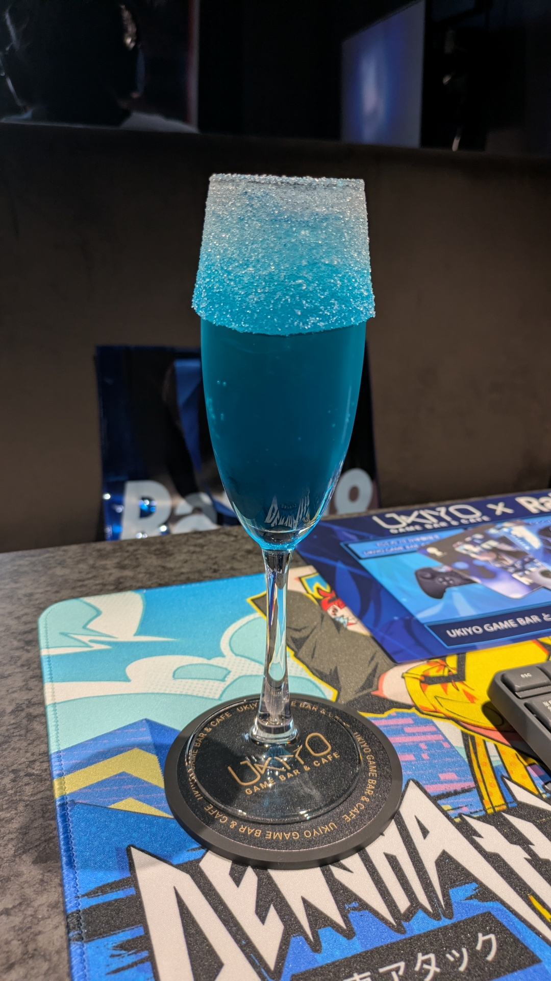 店舗では「Rain98」とのコラボカクテル『メランコリーブルー』（ノンアル可）も提供中。コースターも配布されている
