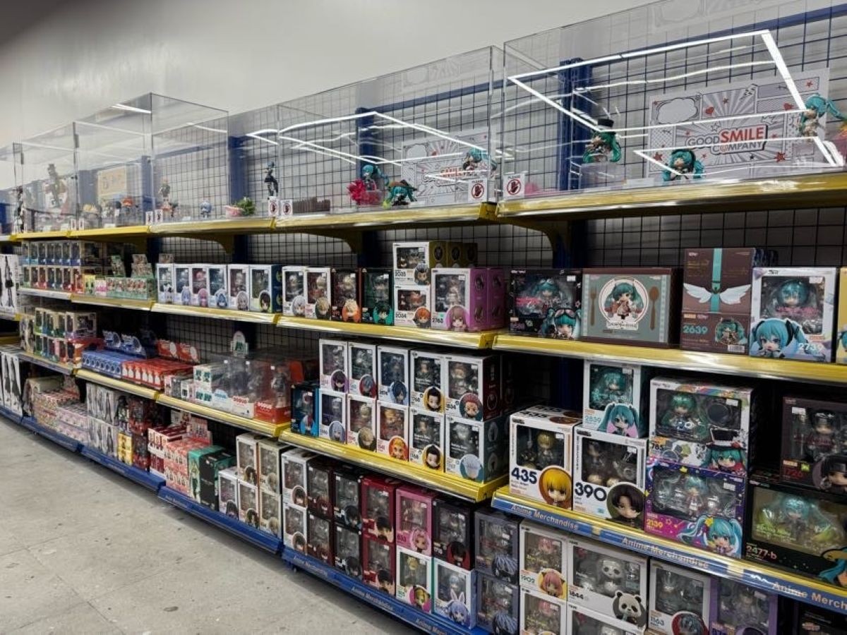 グッズやコミックスの他、フィギュアコーナーなども展開