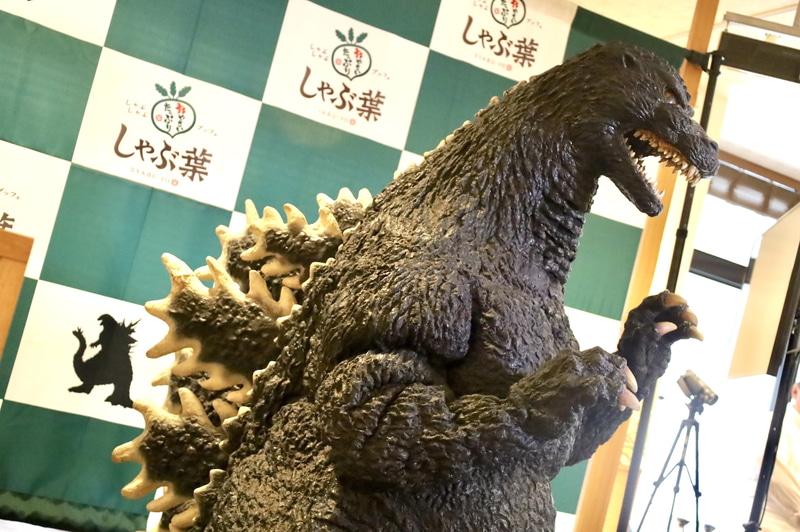 今回のコラボに登場する「背びれ餃子」のモチーフとなった立派な背びれも健在