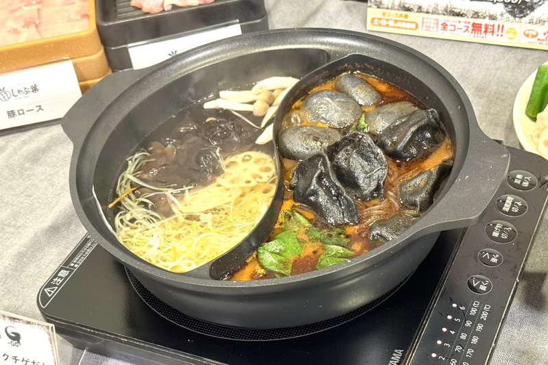各食材を入れるとこんな感じ。お肉や野菜、あとはこの時期にぴったりなキノコ類をたっぷり入れるなど、自分好みに仕上げよう