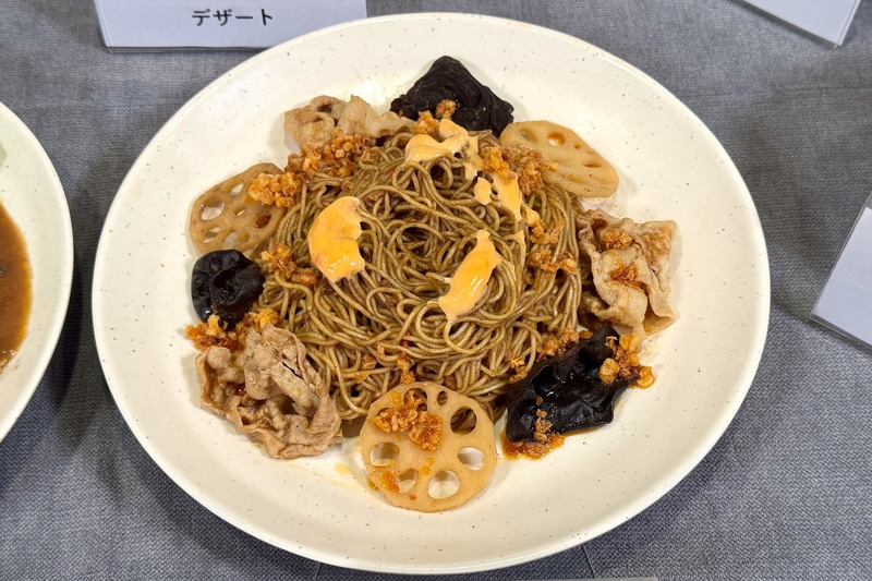 こちらは絶望のブラックチゲだし＋中華麺＋豚バラ＋きくらげ+レンコン+豆板醬マヨネーズ+食べるラー油の組み合わせで「絶望のピリ辛まぜ麺」が出来る