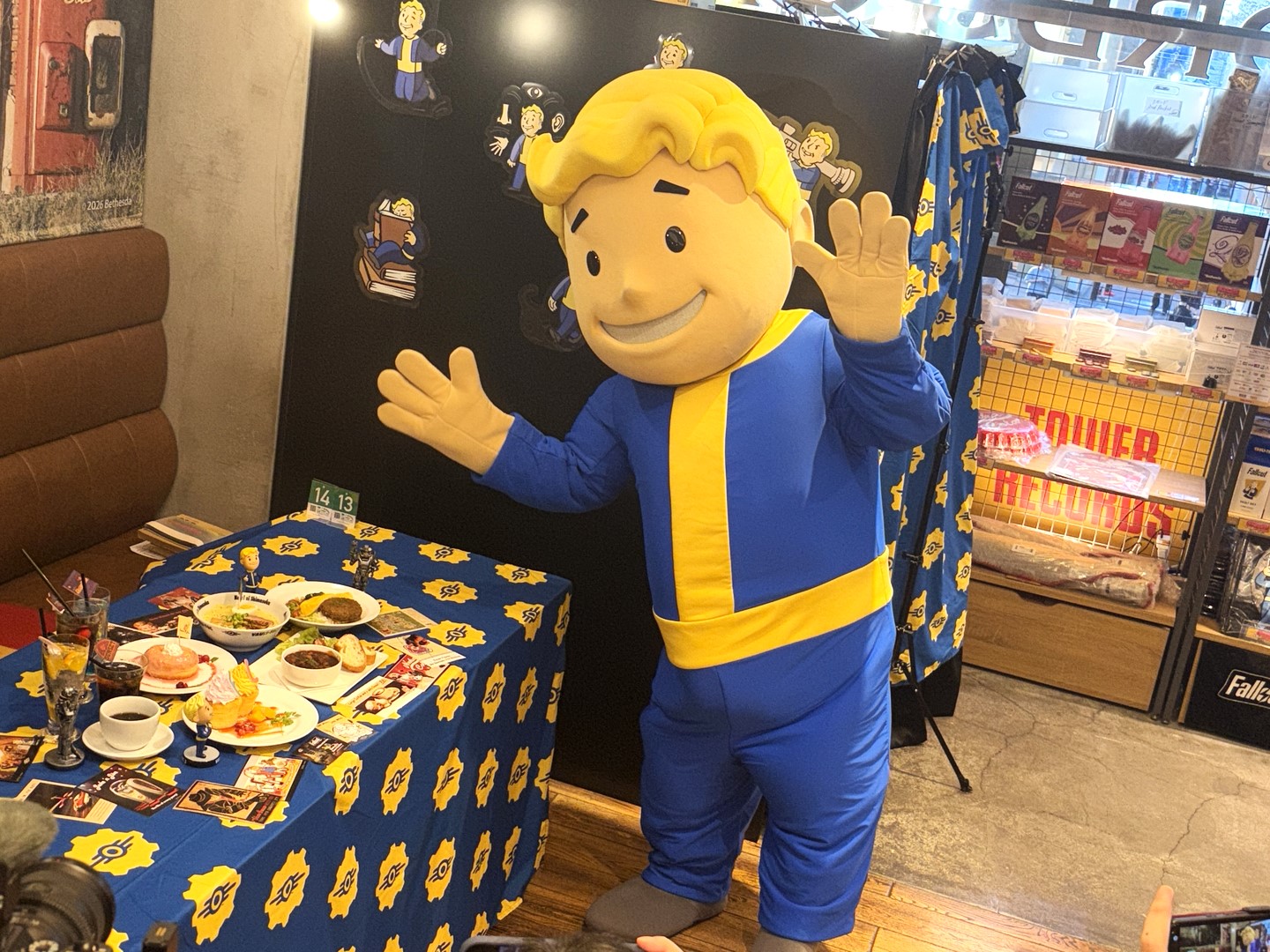 内覧会ではVault-boyが登場。コラボカフェを案内してくれた