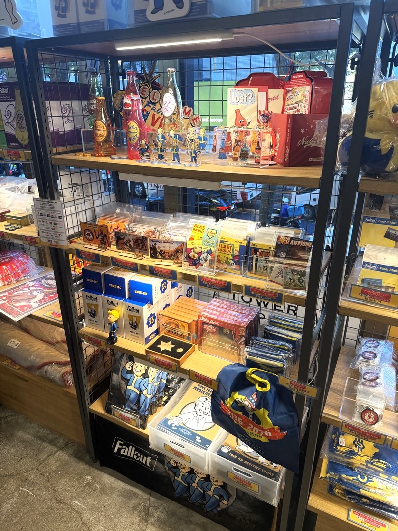 先行販売「Fallout 木製スタンド Red Rocket」（1,540円）