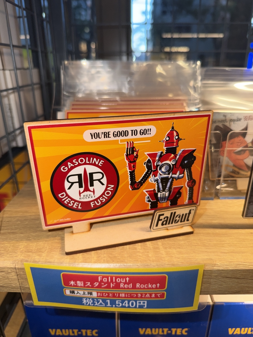 先行販売「Fallout 木製スタンド Red Rocket」（1,540円）