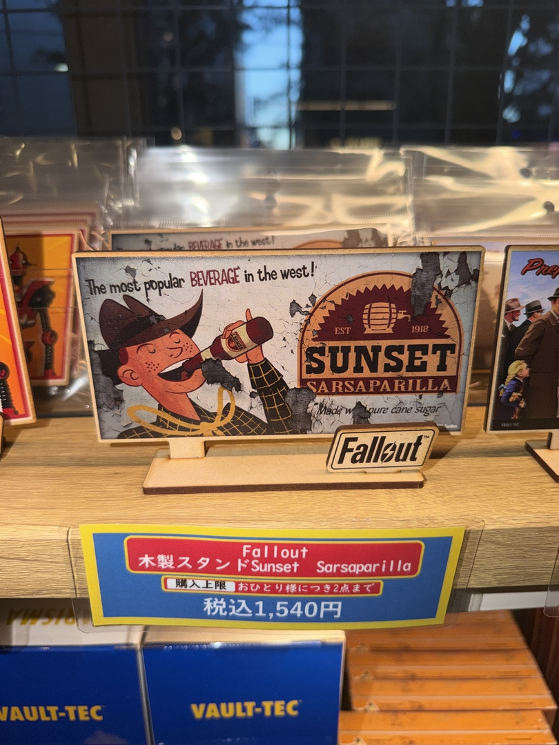 先行販売「Fallout 木製スタンド Sunset Sarsaparilla」（1,540円）