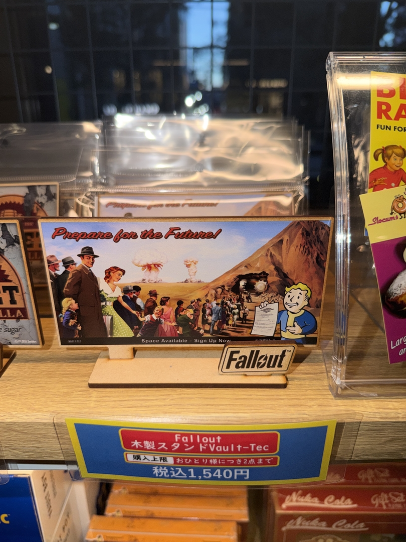先行販売「Fallout 木製スタンド Vault-Tec」（1,540円）