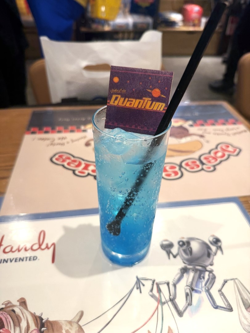 筆者が注文した「ヌカ・コーラ・クアンタム」。爽やかながらもしっかりと甘みがあるイメージに近い味だった。