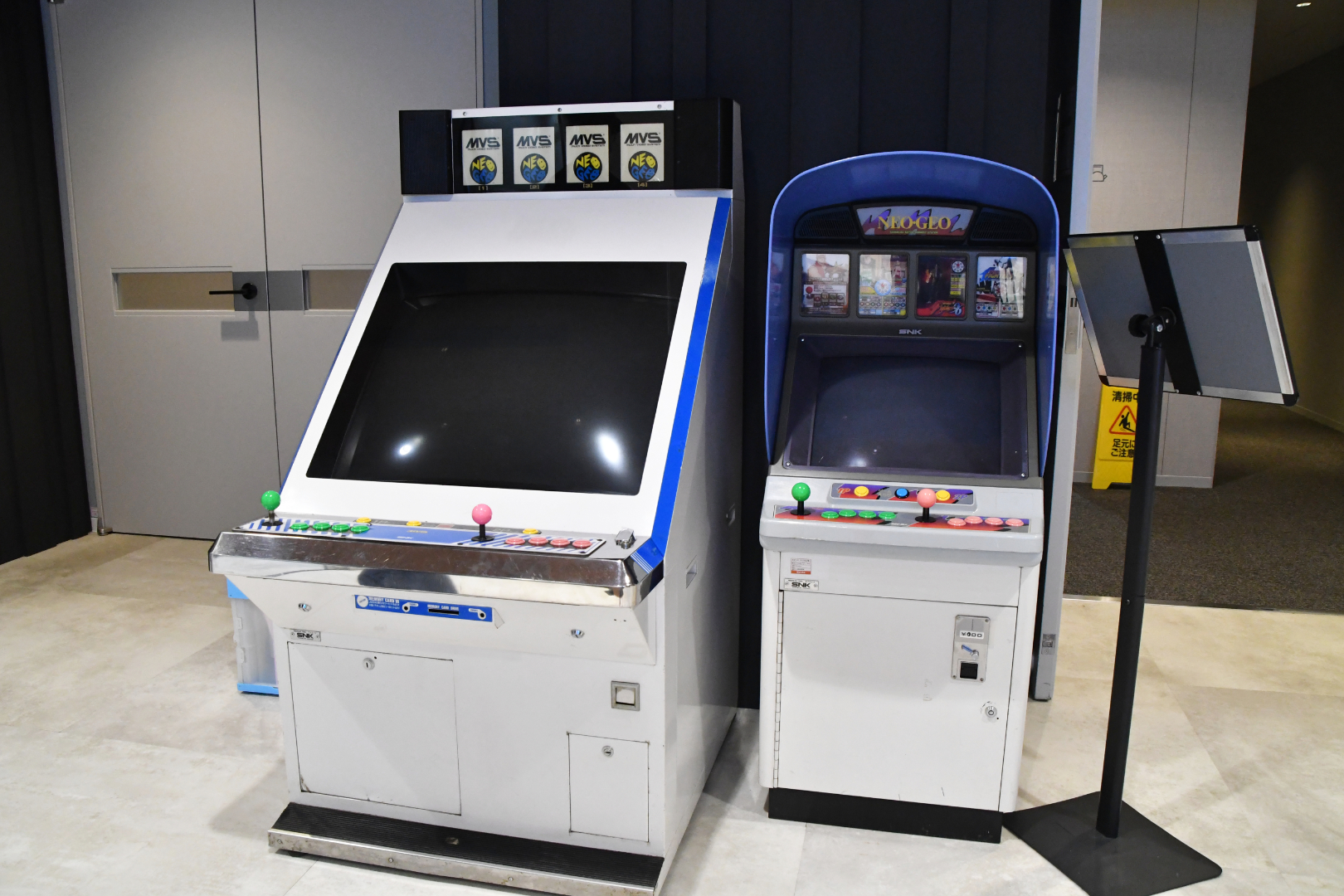 懐かしの筐体やハードなど、NEOGEOにまつわるアイテムが展示されている