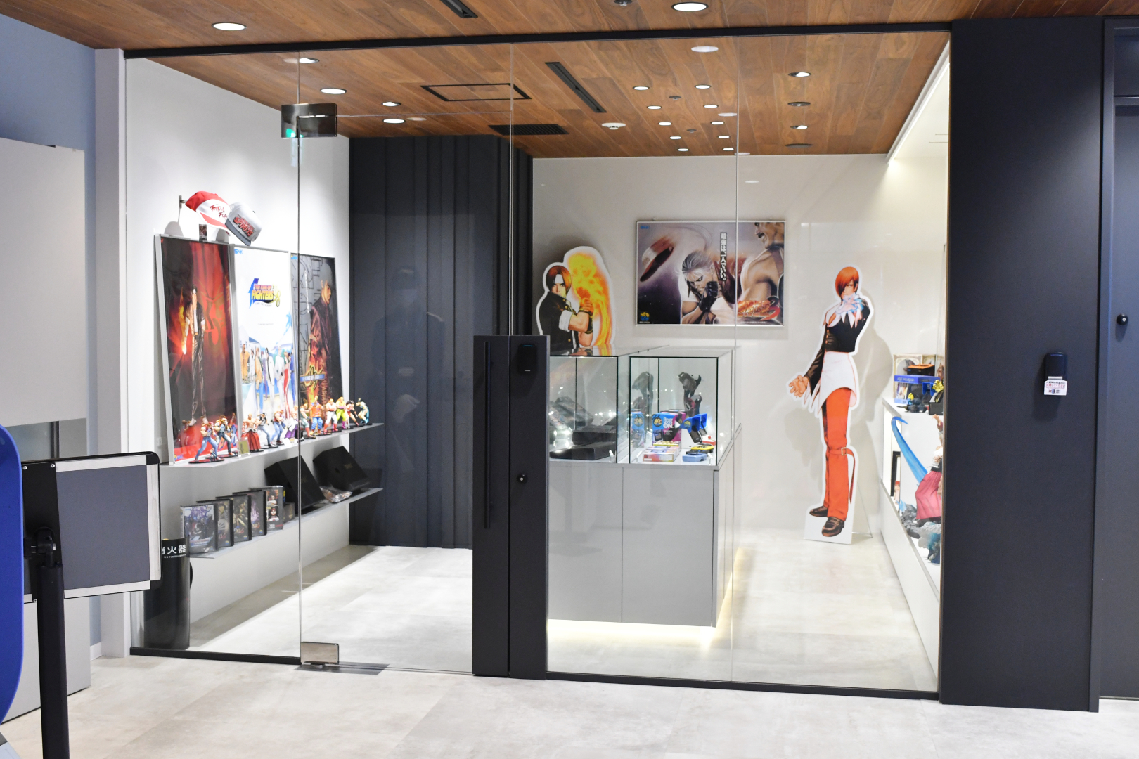 懐かしの筐体やハードなど、NEOGEOにまつわるアイテムが展示されている