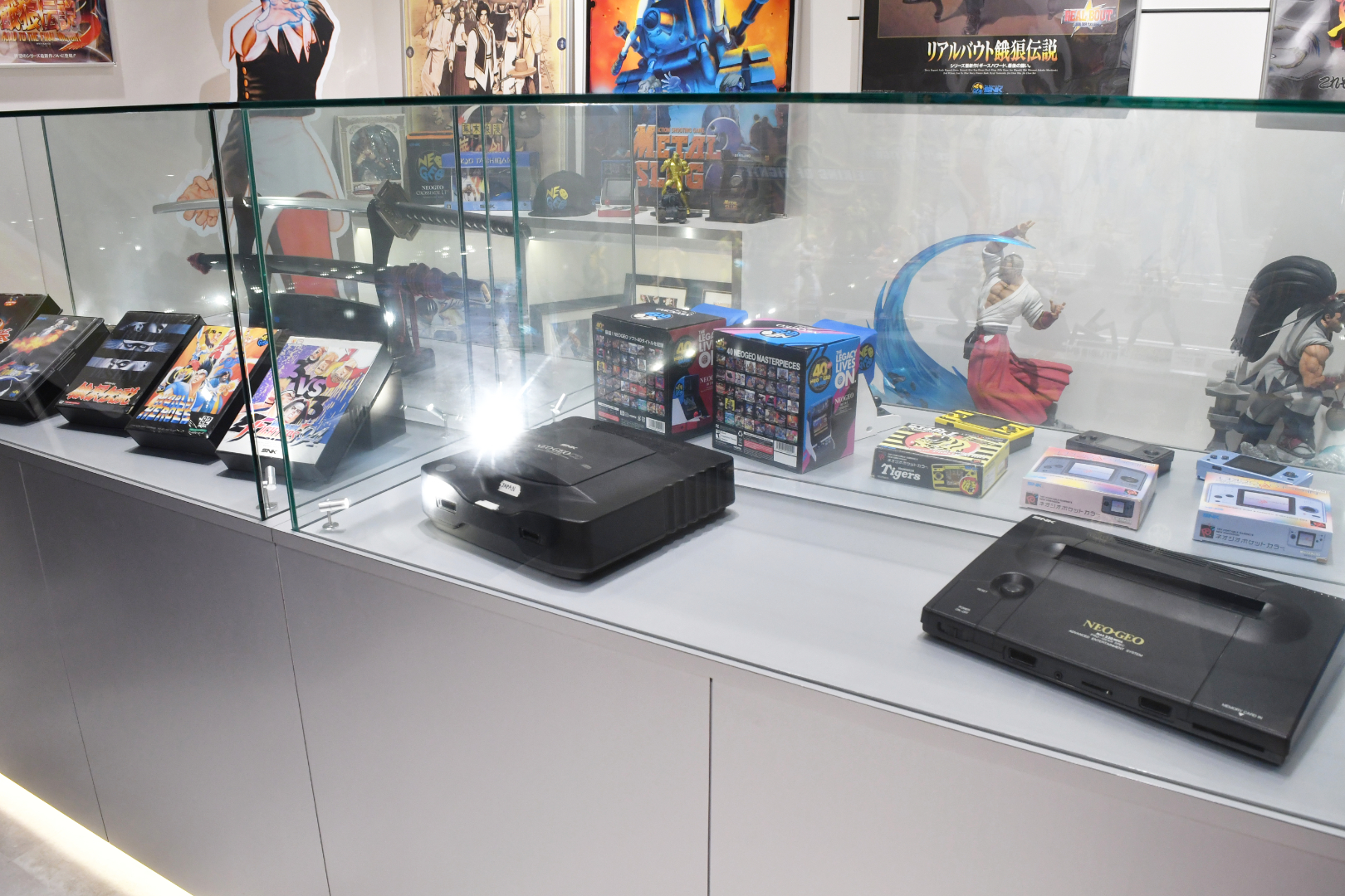 懐かしの筐体やハードなど、NEOGEOにまつわるアイテムが展示されている