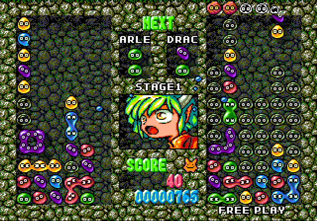 アーケード版「ぷよぷよ」は画面がゴージャスになり、次に降ってくるおじゃまぷよも視覚的に分かるようになった。何よりの特徴は、連鎖時の魔法の詠唱（連鎖ボイス）だ