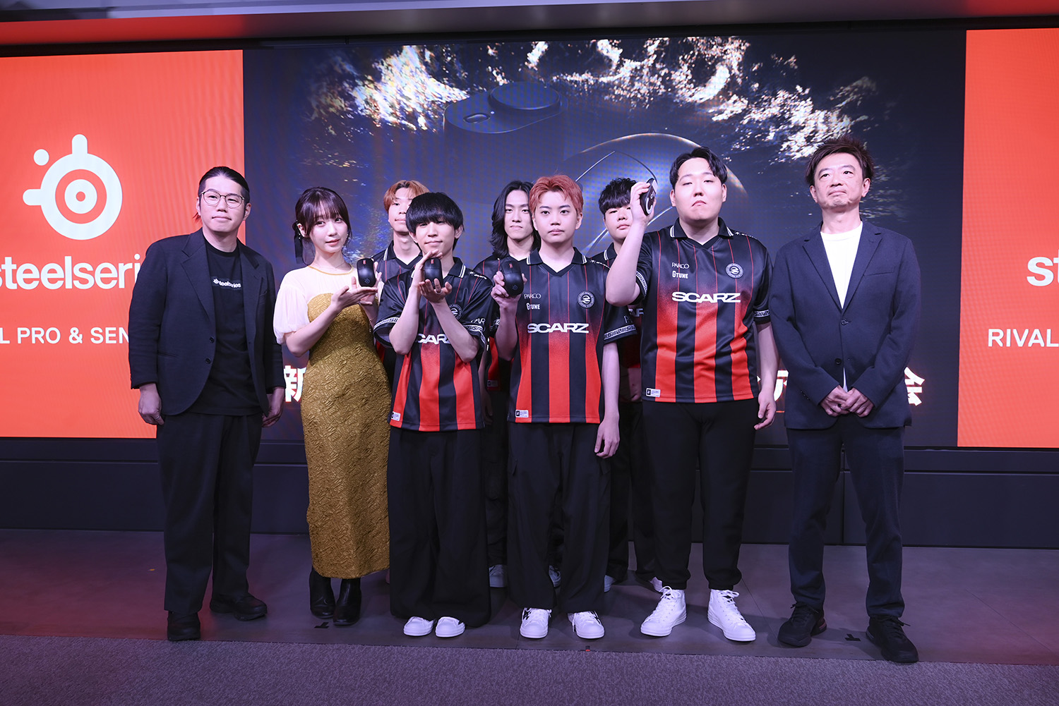 SCARZ VALORANT部門のメンバーとMCの2人、石井靖人氏によるフォトセッション