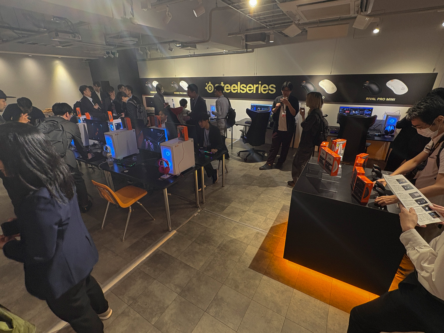 会場には商品と共に試遊用のPCがずらり