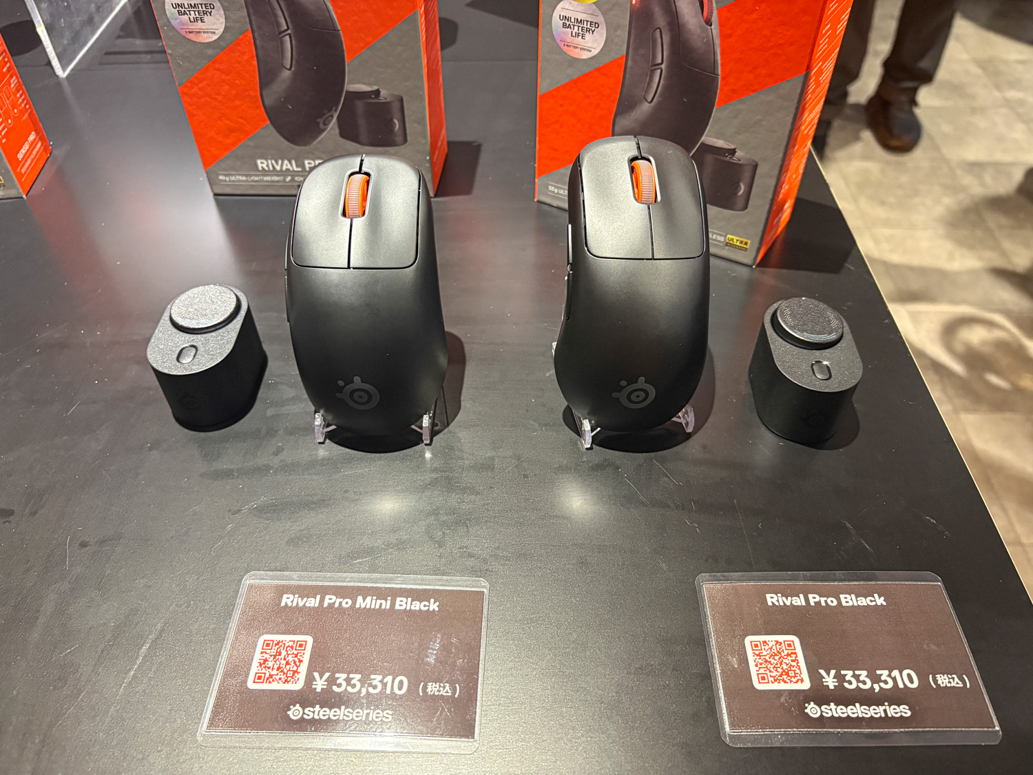 Rival Pro Mini（左）とRival Pro（右）。右手用のエルゴノミック形状だ