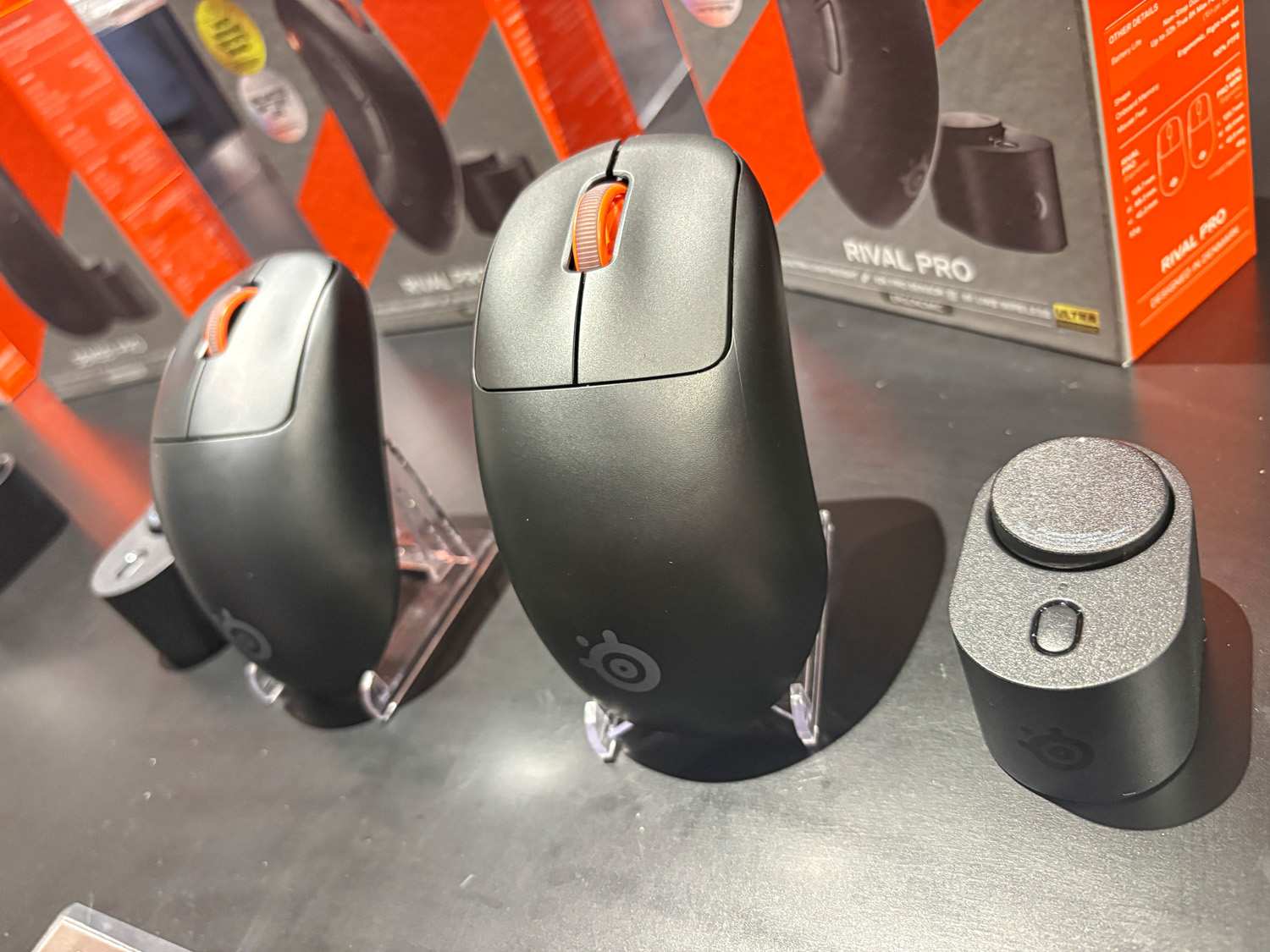 Rival Pro Mini（左）とRival Pro（右）。右手用のエルゴノミック形状だ