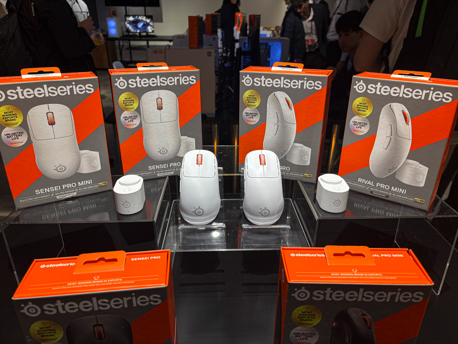 ホワイトモデルは12月中旬以降の発売予定