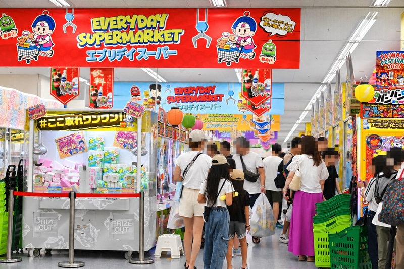 約180種類の食品景品が並ぶ「クレーンゲームスーパー」
