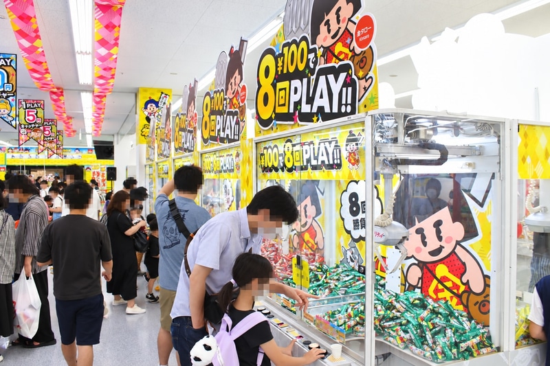 約180種類の食品景品が並ぶ「クレーンゲームスーパー」