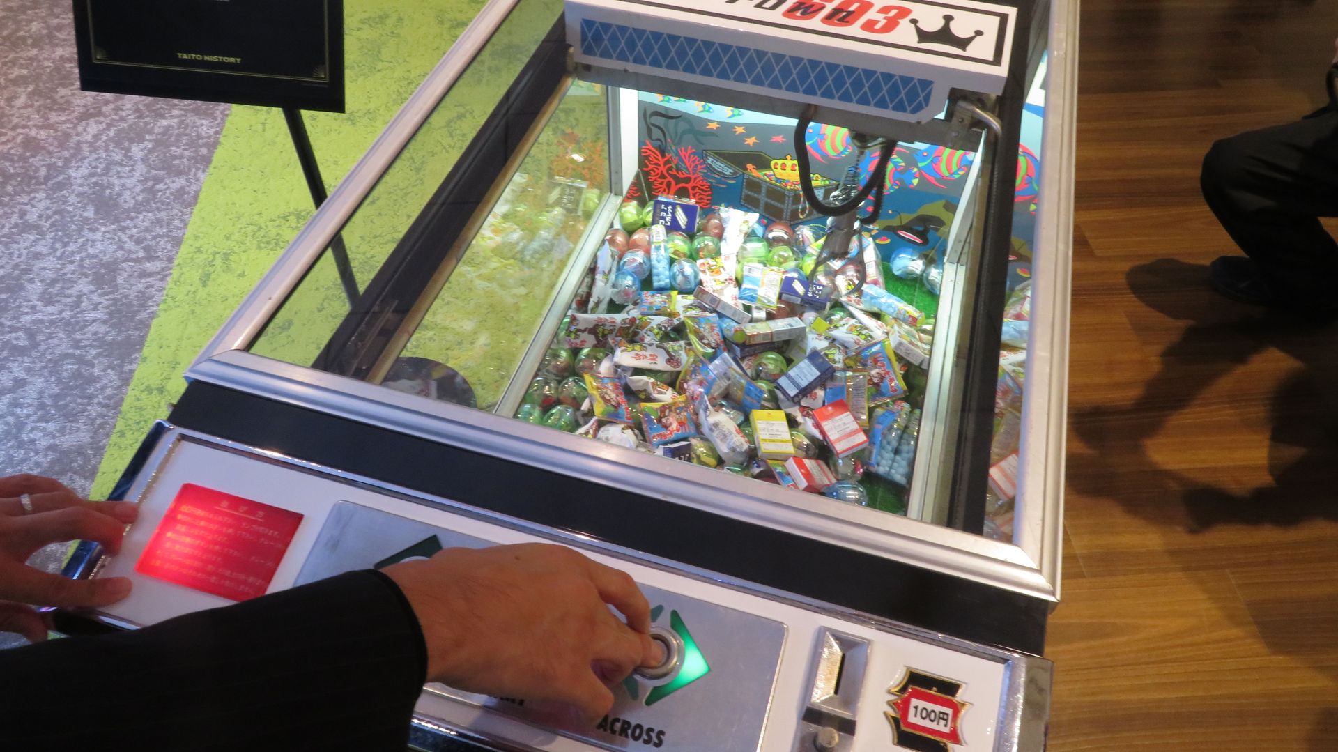 ボタン2でクレーンを横に移動させているところ。操作可能なボタンは、すぐそばにある矢印の部分が点灯する