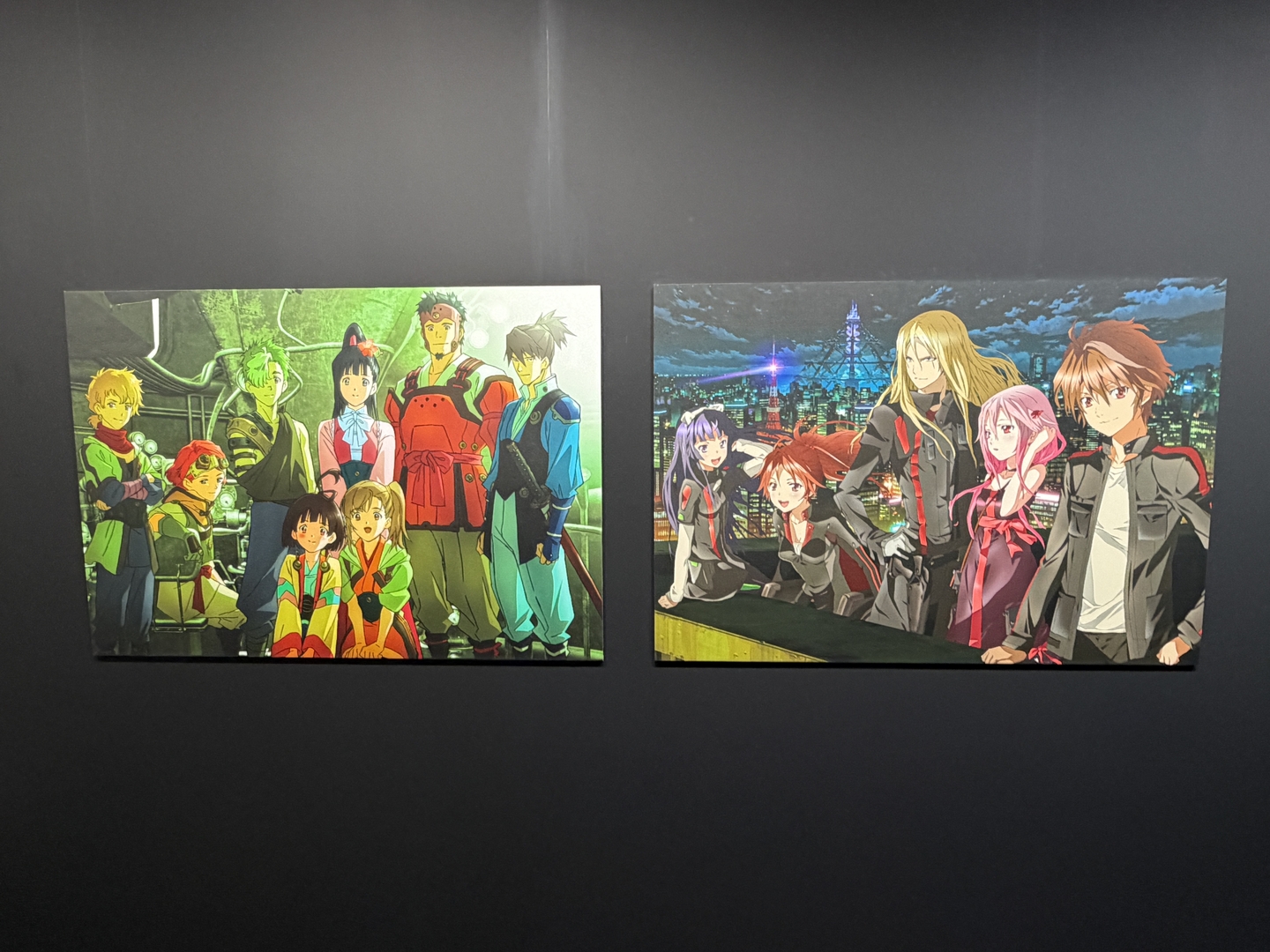 展示の最後には両作の主要キャラクターが写ったカットも展示。「カバネリ」の方には逞生が写っていないのが少し寂しいが、みんないい笑顔をしている