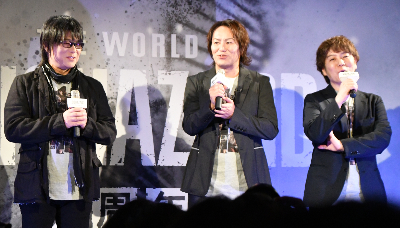 内覧会の前に、「THE WORLD OF BIOHAZARD 30周年展」内覧会プレス発表会も行われた。左からレオン・S・ケネディを演じる声優の森川 智之さん。芸人の狩野 英孝さん。「バイオハザード」シリーズプロデューサー・川田 将央氏