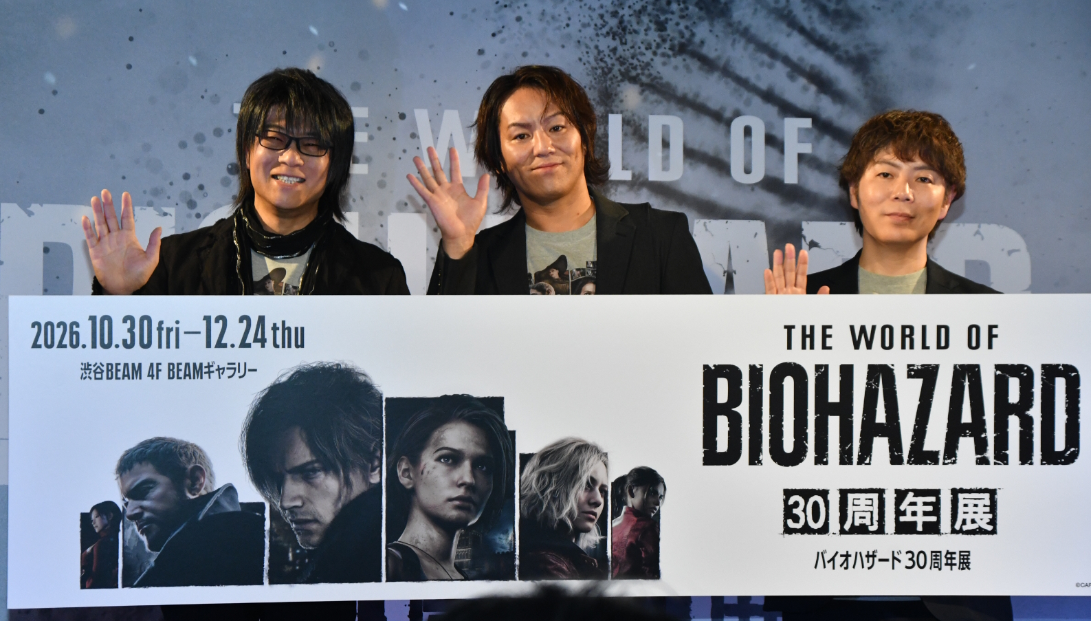 内覧会の前に、「THE WORLD OF BIOHAZARD 30周年展」内覧会プレス発表会も行われた。左からレオン・S・ケネディを演じる声優の森川 智之さん。芸人の狩野 英孝さん。「バイオハザード」シリーズプロデューサー・川田 将央氏