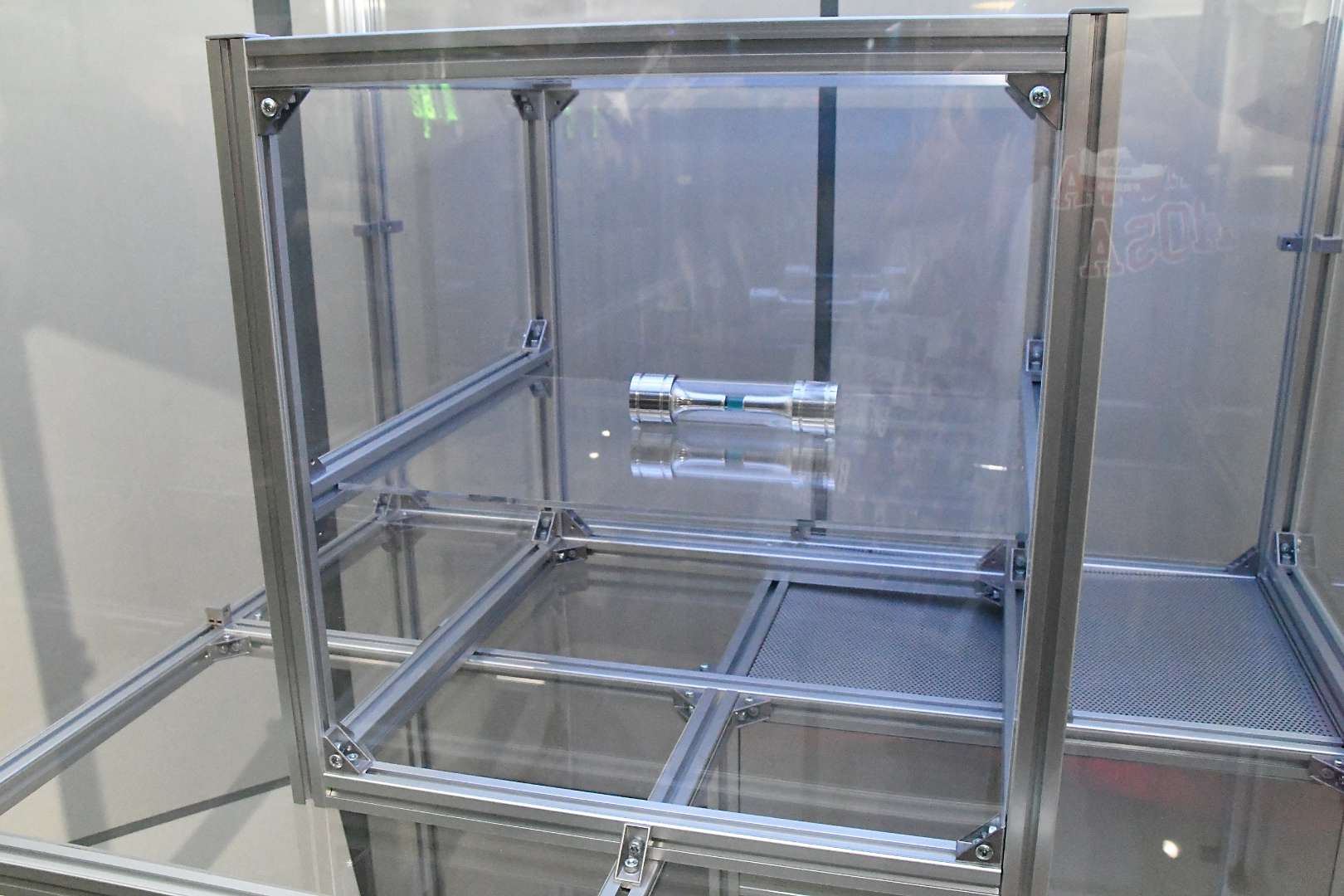 t-ウィルスなどは作中では重要なアイテムだが、立体物として見る機会はあまりないので新鮮だ