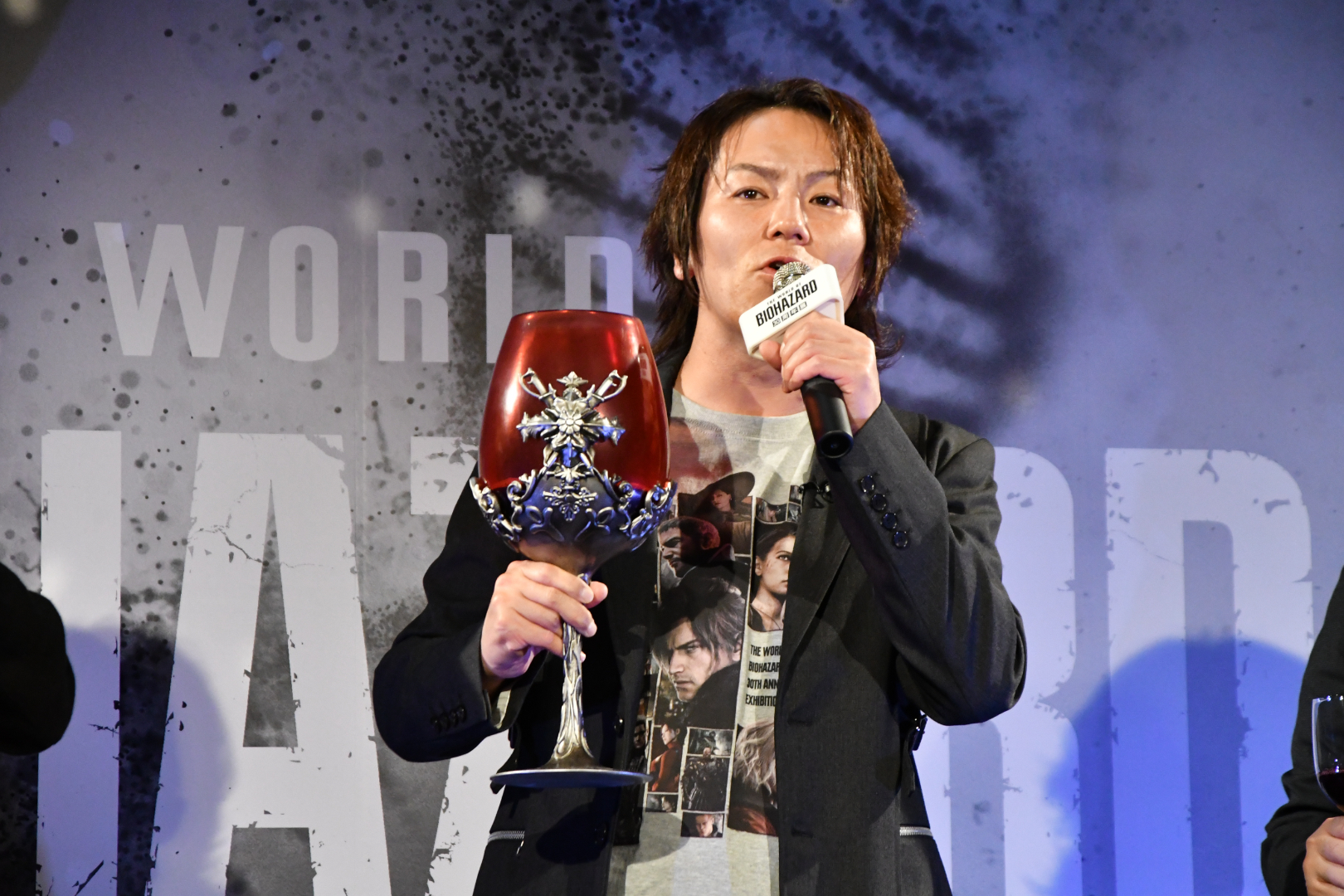 ドミトレスクが持つと自然だが、内覧会プレス発表会で狩野さんが持つとこのサイズ感
