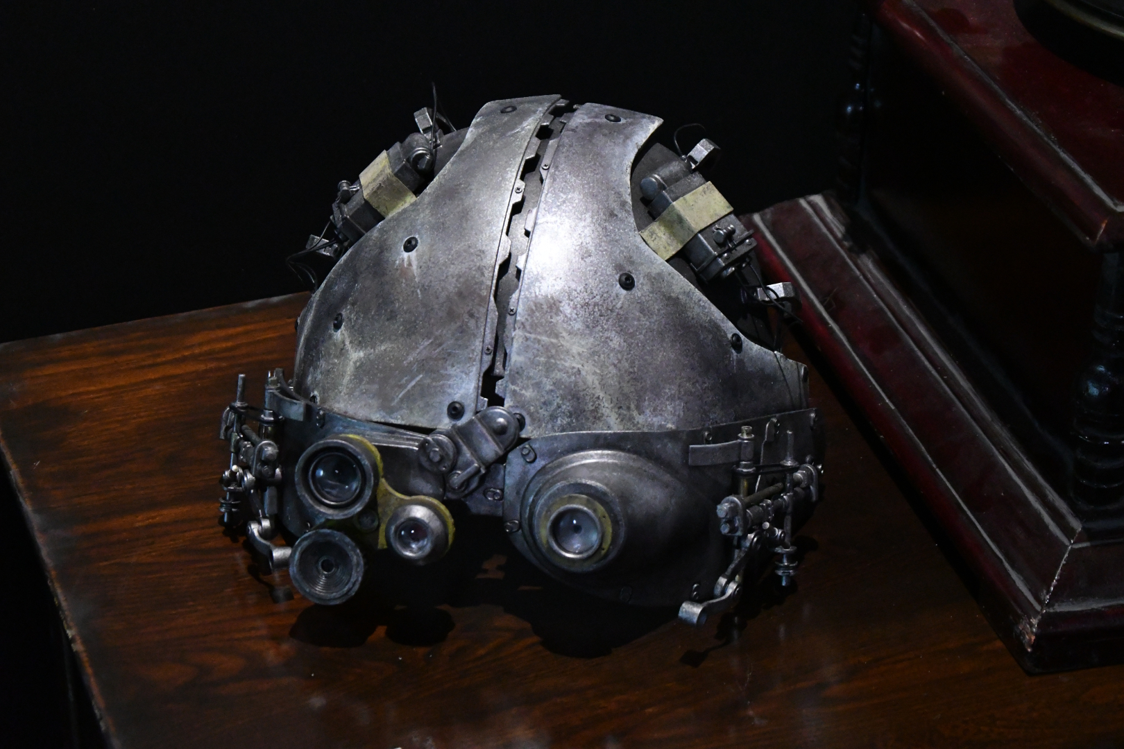 事件の資料とヴィクター・ギデオンが付けているヘッドギアも展示