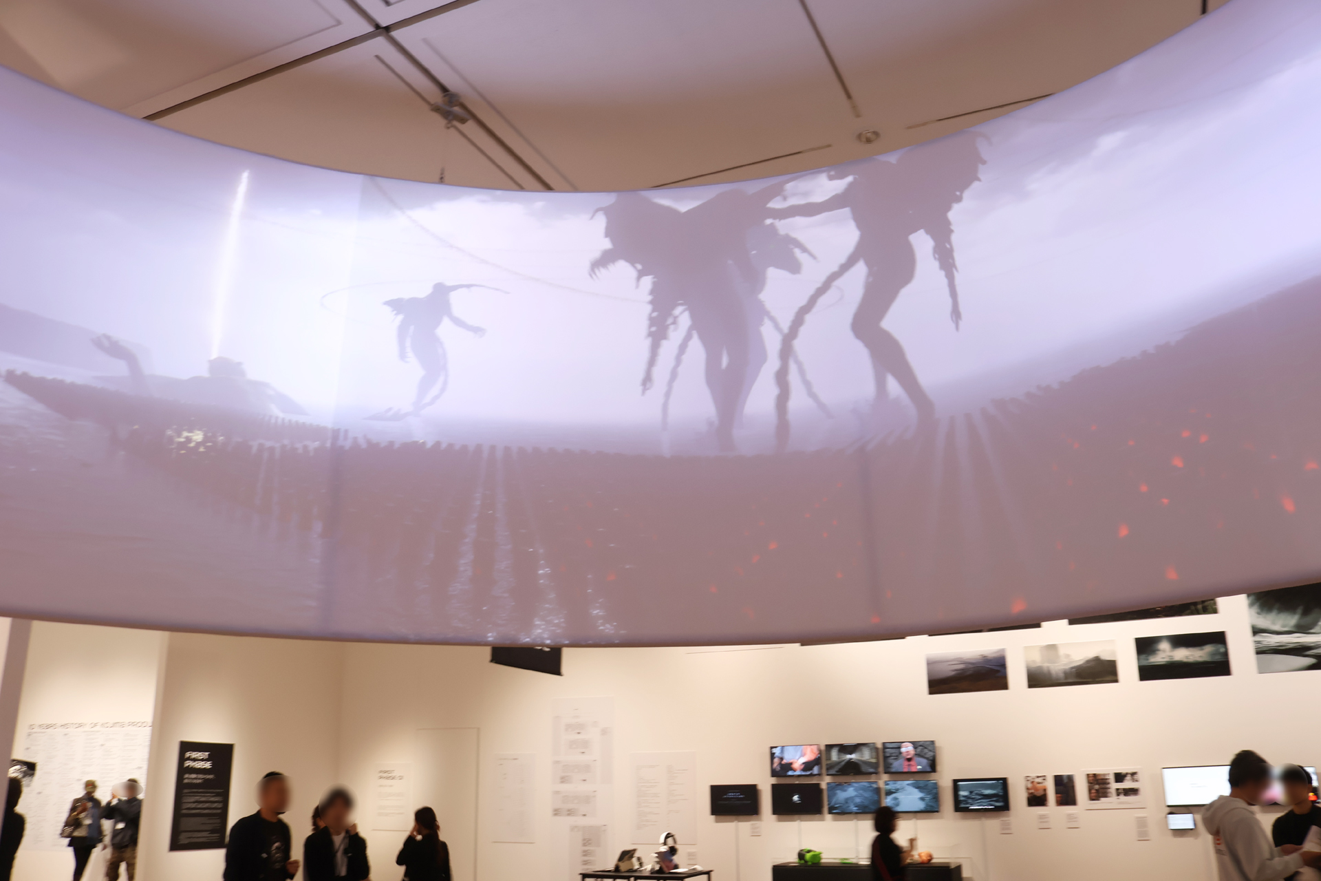 会場中央にある360度スクリーンには、「DEATH STRANDING 2」のサムの部屋やクライマックスシーンが映し出されている