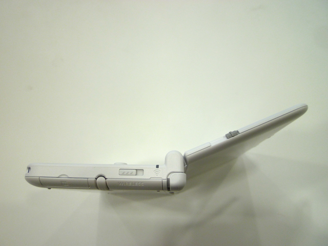 上画面はこのような角度で固定できる。3DSやDSi LLとほぼ同じ