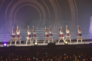 1曲目の「自分REST@RT」から会場のテンションは最高潮！ 新衣装に身を包み、1曲目からパワフルなステージを披露した