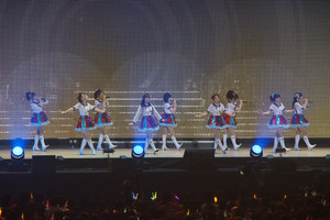 1曲目の「自分REST@RT」から会場のテンションは最高潮！ 新衣装に身を包み、1曲目からパワフルなステージを披露した